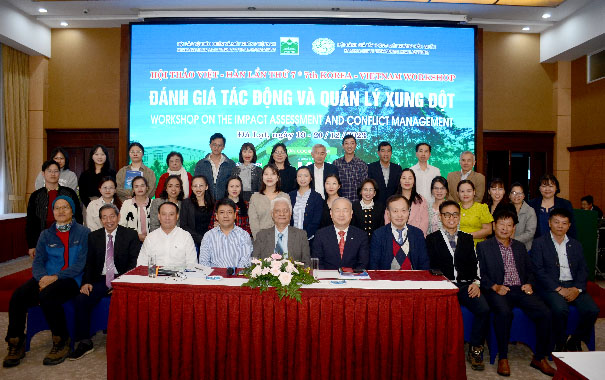 Các[-]đại[-]biểu[-]chụp[-]ảnh[-]lưu[-]niệm